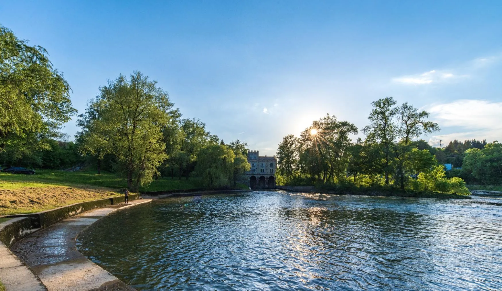 Pogled sa ozaljskog kupališta s pogledom prema hidroelektrani.